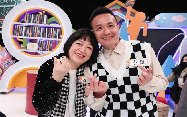 小钟的姐姐妮可讚他对家人很大方。（中天综合台提供）