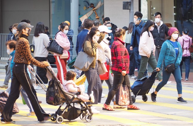 香港卫生署今日公布新增29381例确诊新冠肺炎个案，卫生署卫生防护中心传染病处首席医生欧家荣表示，疫情似乎有少少受控，但很难单凭一两日数字去分析疫情趋势。（香港中通社）