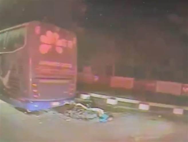 社头乡中山路一段，昨日清晨发生离奇的骑士自撞路旁游览车死亡车祸。（民眾提供／谢琼云彰化传真）