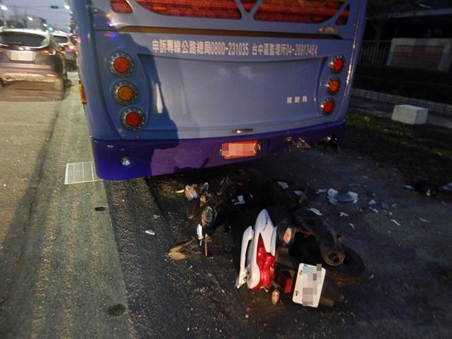 社头乡中山路一段，昨日清晨发生离奇的骑士自撞路旁游览车死亡车祸。（民眾提供／谢琼云彰化传真）