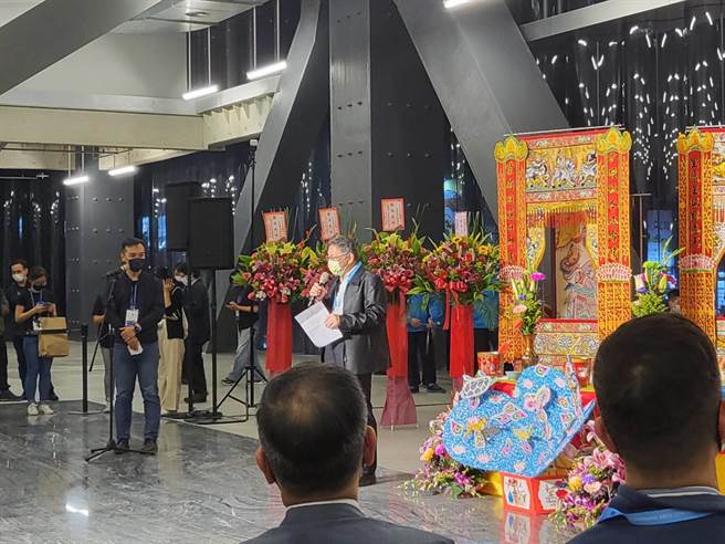 耗时10年建造，台北表演艺术中心（北艺中心）11日起试营运，首场演出《热天酣眠》改编自莎士比亚名着《仲夏夜之梦》，为祈求开幕顺利，也特别邀请在地神明妈祖、土地公的神像，一起坐在剧场里看戏，特别的是，剧情里也有出现土地公和妈祖。（李欣恬摄）