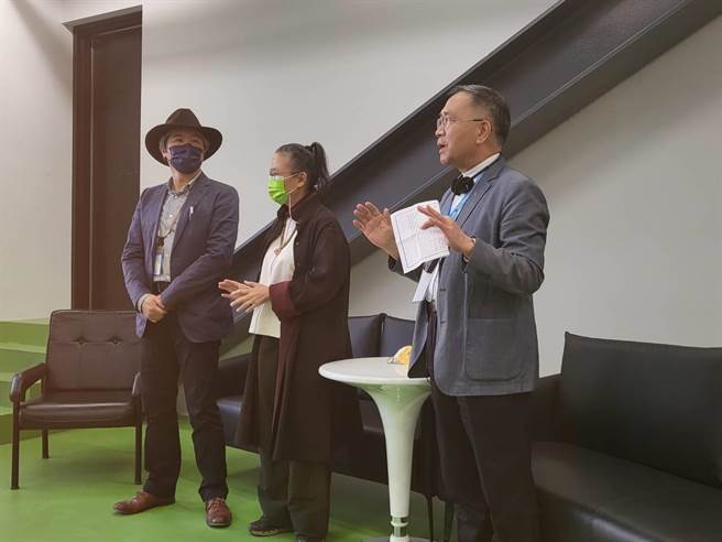 耗时10年建造，台北表演艺术中心（北艺中心）11日起试营运。左起为执行长王孟超、北艺中心董事长刘若瑀和台北市副市长蔡炳坤。（李欣恬摄）