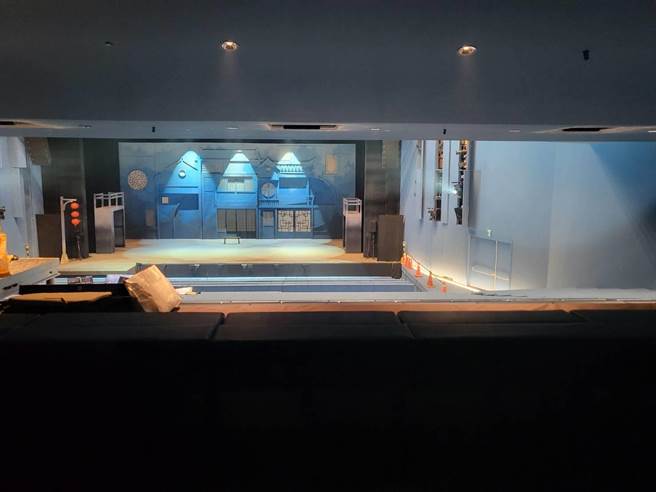 北艺中心大剧院里面设有给迟到观眾看戏的空间。（李欣恬摄）