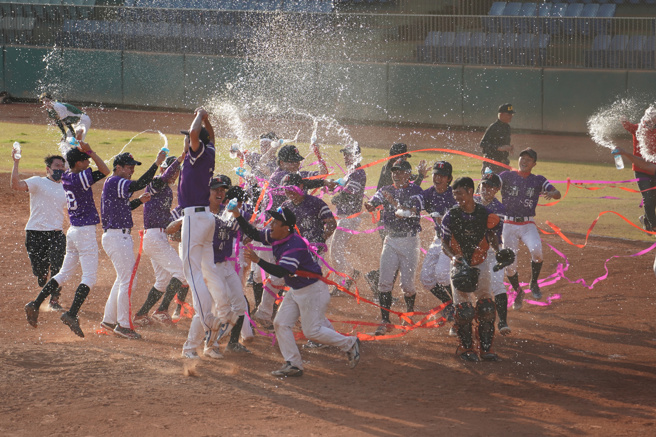 清华大学在「新竹内战」中击败明新科大，继102学年度后夺下UBL一般组冠军。（大专体总提供）