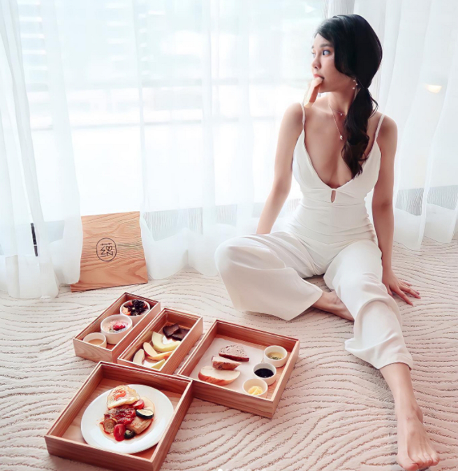 琳妲除了2球快掉出来，有眼尖网友更害羞指出「有个点点」，让眾人看了脸红心跳。(图/ 摘自琳妲IG)