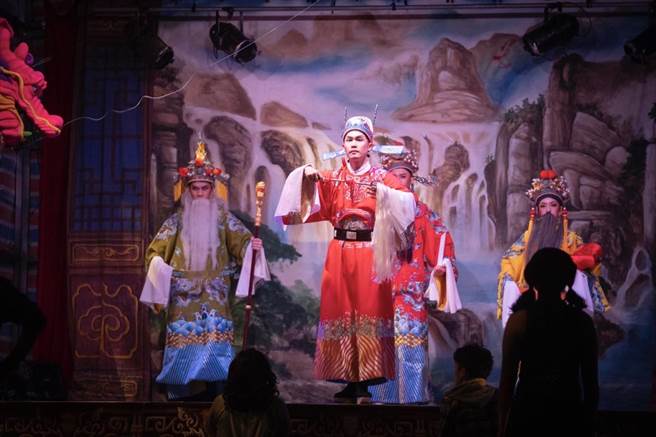 周定纬着歌仔戏服演出 。跃演剧团提供