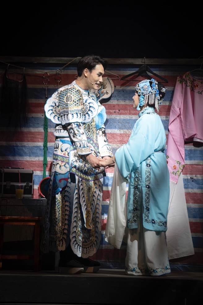  周定纬(左)着歌仔戏服演出 。跃演剧团提供