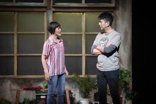 荒山亮（右）和张擎佳（左）演出对手戏 。跃演剧团提供 