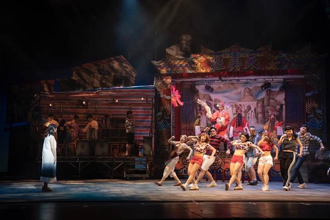 《钏儿》大场面制作 。跃演剧团提供