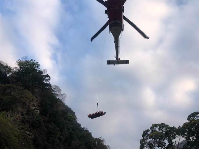 空难总队救护直升机前来吊挂运送就医，但仍回天乏术。（资料照/读者提供）