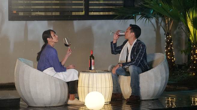 张本渝与谢祖武对戏。华视提供
★中时新闻网关心您：喝酒过量，有碍健康！
★中时新闻网提醒您：酒后不开车，安全有保障