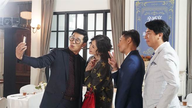 剧中演员拍一场高中同学会的戏。华视提供