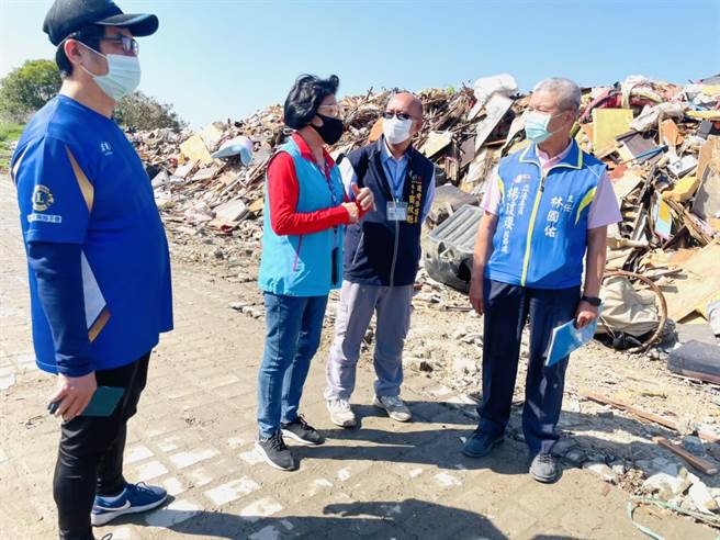 神冈区棒球场周边堆积如山的大板材废弃物有碍观瞻，立委杨琼璎服务处派员会勘。（陈淑娥摄）