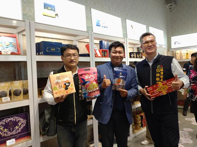 （台中市经发局专门委员林敏棋（右）、台中好礼协会理事长郑人豪（中）、台中市观旅局科长饶栢丞，共同推广台中优质伴手礼。图／曾丽芳）