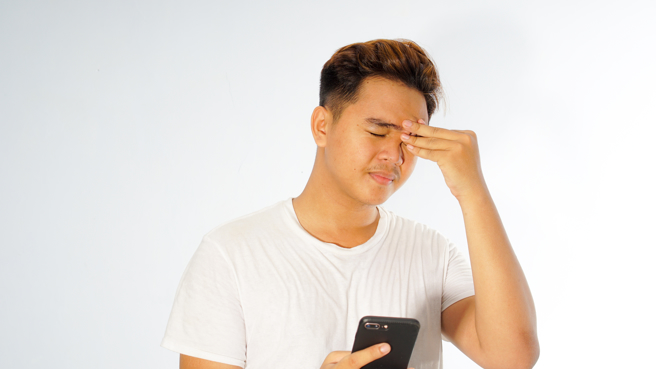 1名男网友意外在女友手机相簿里发现1张全家福照，照片中女友一家靠在「Logo是RR」的车子上，他才惊觉女友家财力非同小可。（示意图/Shutterstock提供）