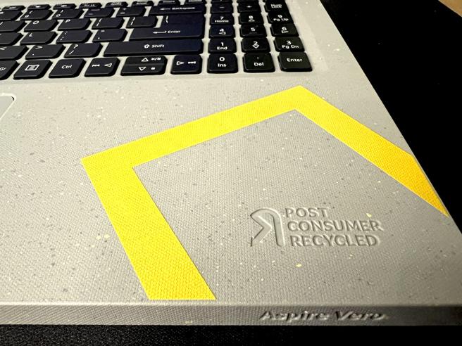 宏碁環保筆電特別款「Aspire Vero國家地理版」，材質特性呈現黃色點點於灰色紋理表面上，不需其他色彩便極具風格；打開上蓋，便會看見印在鍵盤右下角的國家地理學會經典的黃色邊框。（宏碁提供）