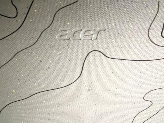 宏碁環保筆電特別款「Aspire Vero國家地理版」，筆電表面的對角線條代表地貌分隔線，表現出陸地和海洋，暗喻全球暖化導致海平面上升的問題。（石欣蒨攝）