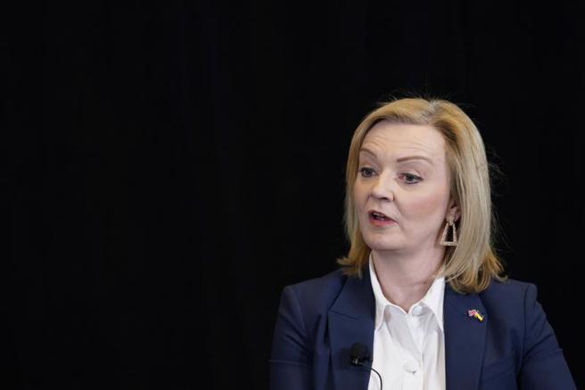 特拉斯宣布對俄國國家院的386名議員祭出制裁。（圖／美聯社）