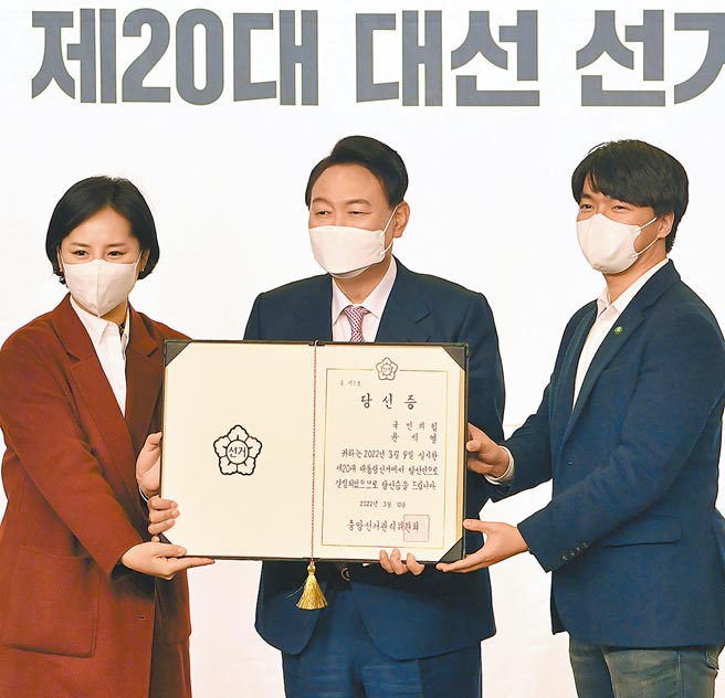 尹锡悦（中）。图／美联社