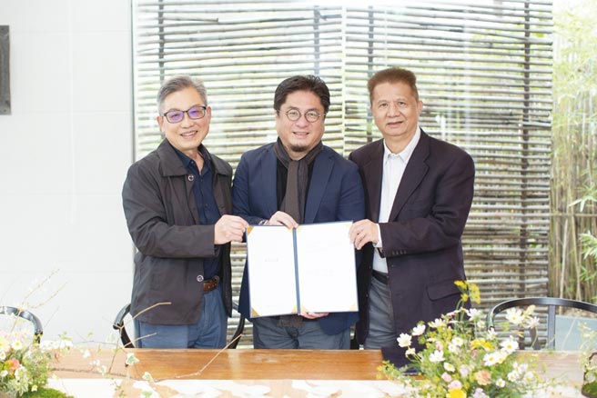 薇阁精品旅馆董事长许调谋（左）、承亿文旅集团董事长戴俊郎（中）、新天地餐饮集团总裁欧敏卿携手合作。图／承亿文旅