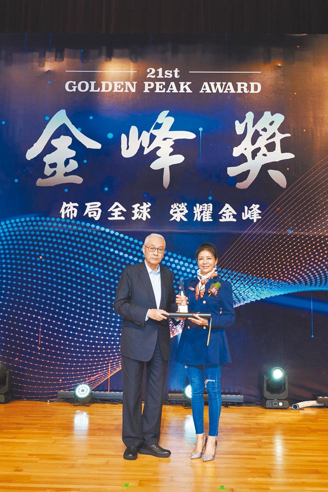 鼎鑫国际创投有限公司董事长吴雯怡（右）获颁金峰奖，由前副总统吴敦义授奖。图╱江富满