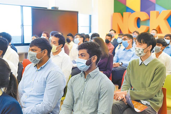 成大外籍生聆聽公司簡介與國巨徵才計畫介紹。圖／成大提供