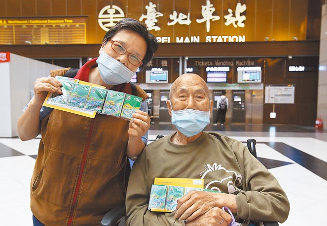 為加速新冠疫苗覆蓋率，自3月10日起至今年4月10日止，65歲以上接種疫苗，不論是第1、2劑或是追加劑，都會提供500元超商禮券。（陳俊吉攝）