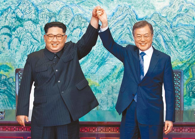 韩国总统文在寅（右）2018年4月与北韩领导人金正恩（左）在板门店边境会面，让其声望大涨，但因住屋政策引发民怨，导致执政党落败。（美联社）