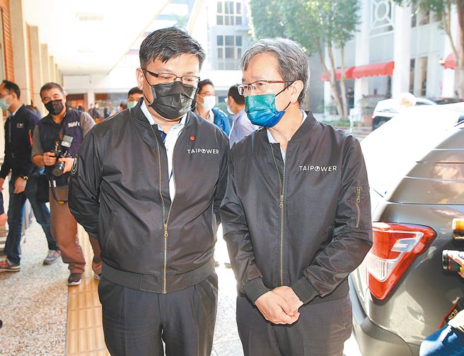 台电代理董事长曾文生（左）、总经理王耀庭（右）10日赴立法院备询时低声交换意见。（姚志平摄）