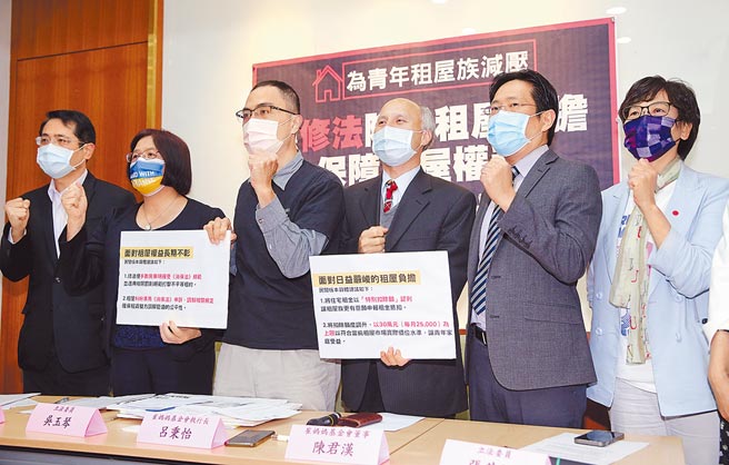OURs都市改革组织、巢运、崔妈妈基金会执行长吕秉怡（左三）、理事陈君汉（右三）10日邀集跨党派立委江永昌（左起）、吴玉琴、蔡壁如（右起）、张其禄一同召开记者会，针对《租赁住宅市场发展及管理条例》（简称租赁条例）提出民间版修法意见，强调应合理降低租屋族负担，将租金抵扣改列特别扣除额，扣缴额度上限调升至30万元，并将租屋权益纳入消保法，让不平等租约可以开罚，申诉调解更有效。（黄世麒摄）