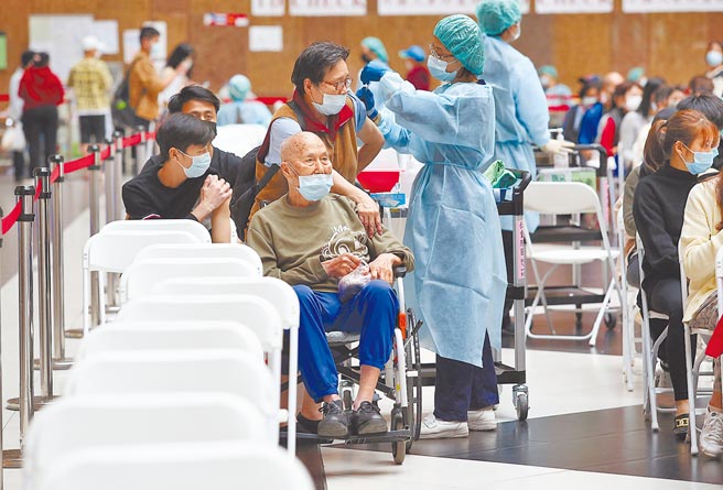 为了力拚新冠肺炎疫苗覆盖率，自3月10日起至今年4月10日止，65岁以上尚未接种疫苗的长辈，不论是第一、二剂或是追加剂，都会提供500元超商礼券，不过10日北车接种疫苗人数还是寥寥可数。（陈俊吉摄）