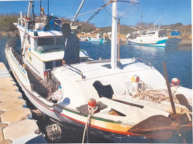 陈姓男子为首的人蛇集团以罕见的走私方式，安排大陆籍女子到台湾卖淫，图为专案小组查扣的渔船。（翻摄照片／林瑞益澎湖传真）