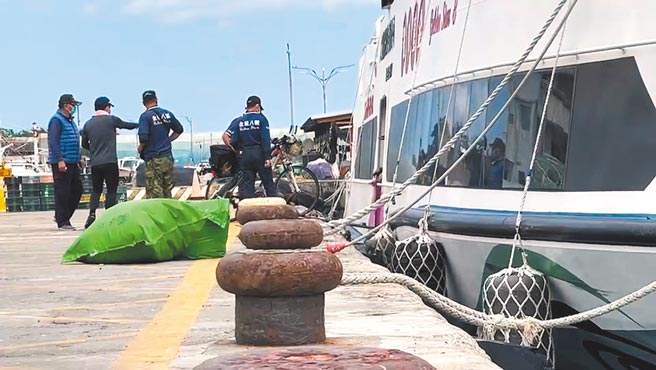 清明連假將至，往返台東及綠島的船班銳減，綠島鄉親大嘆有家歸不得。（蔡旻妤攝）