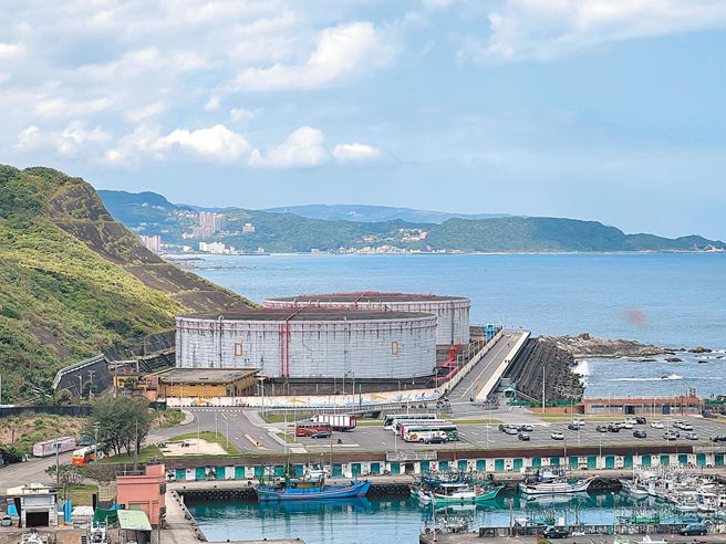 台电协和发电厂计画，将位在基隆市湖海路2座储油槽改建为「云端资讯中心」。（陈彩玲摄）