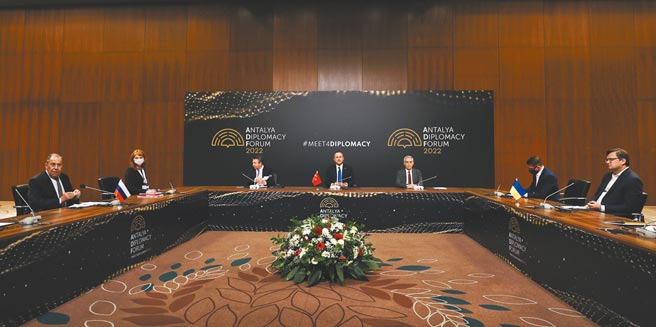 俄罗斯与乌克兰外长昨日在土耳其安塔利亚举行会晤。俄国外长拉夫罗夫（左）表示，不相信战事会升级为核战，他透露，俄国总统普丁不排斥与乌克兰总统泽伦斯基会晤。（美联社）