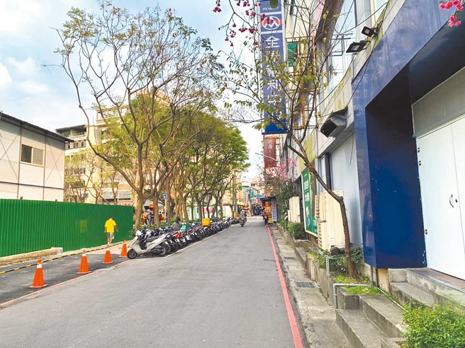 新北市树林长寿公园地下停车场出入口将座落在树德街，但树德街宽度仅7米，地方忧心未来会引起塞车潮；交通局表示，靠近公园的基地将会退缩，以此增加路幅，解决人车交织问题。（新北市交通局提供／蔡雯如新北传真）