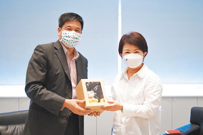 投資台中強強滾！友達公司董事長彭双浪（左）日前拜會台中市長盧秀燕，宣布將加碼投資逾千億元。（台中市政府提供／盧金足台中傳真）