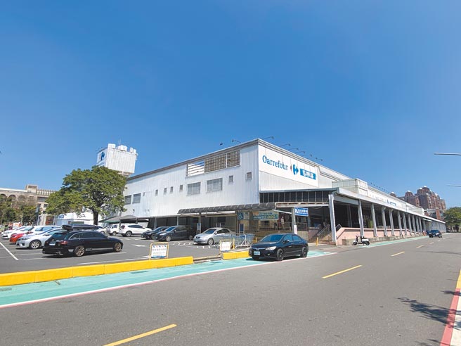 嘉义市图书总馆园区规画将建于家乐福北门店租用的公有地。（廖素慧摄）