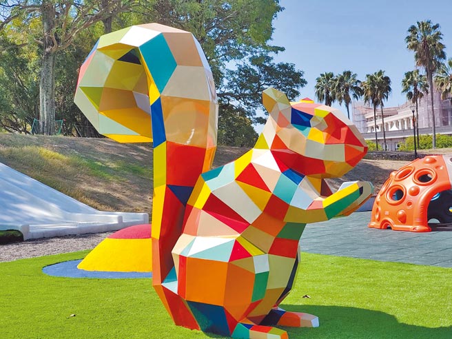 斗六市公所改造斗六环保运动公园成为「膨鼠森林公园」，新完工装置艺术是1只缤纷的马赛克松鼠。（周丽兰摄）