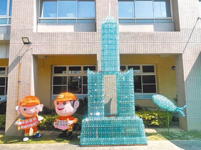 「海洋首都，鱼跃藻礁」灯饰作品运用大量宝特瓶制作高雄知名风景地标「85大楼」及「大鱼」灯饰作品，藉以传达环境保护的重要性，同时呈现高雄的观光特色。（洪浩轩摄）