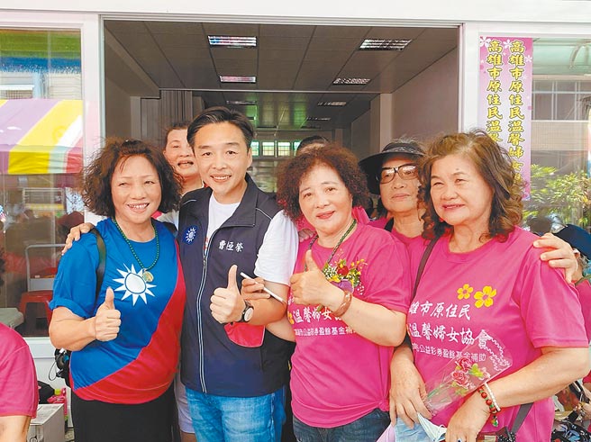 國民黨高市黨部副主委曹桓榮（左二）扎根基層服務，被認為有望參選高雄市長。（曹桓榮提供／柯宗緯高雄傳真）