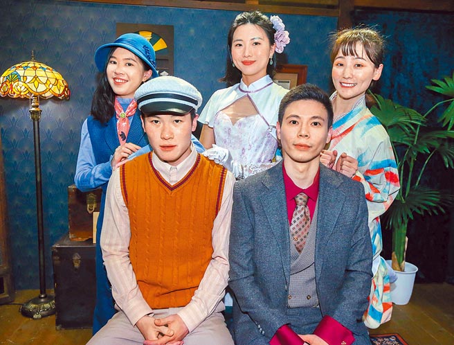 《友达大亨》主要演员刘馨桧（左起）、王惟汉、赖佩如、柯朋宇、拉拉昨一起造势宣传。（粘耿豪摄）