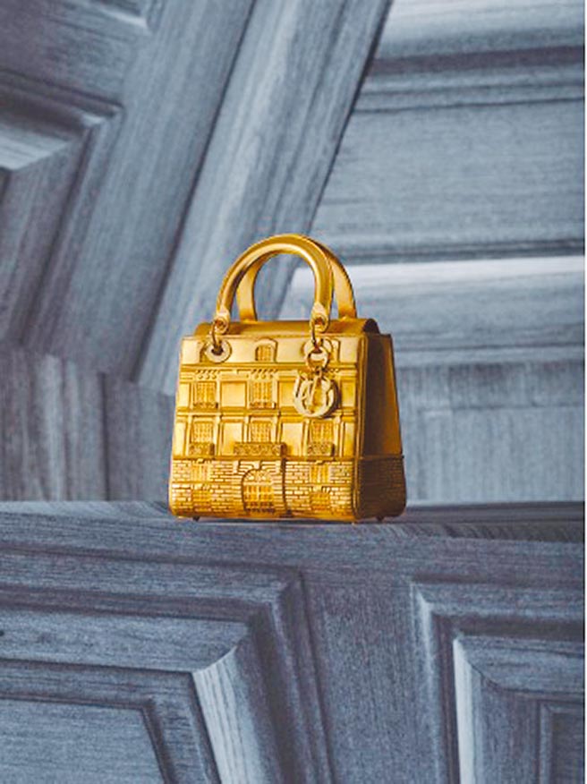 艺术项目也是馆藏珍品，此为与Penny Slinger合作限量版本Lady Dior。（Valentin Abad摄）