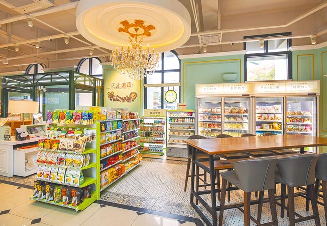 7-11繼去年開設首家「天素地蔬複合店」後，已於台北、桃園、台中、台南等直轄市展店，預計今年底前於北、中、南、東各地持續擴大版圖。（7-11提供）