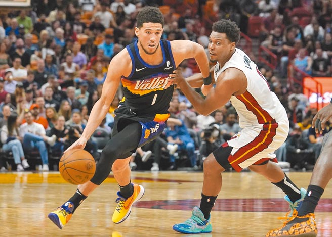 戴文布克（左）运球甩脱罗瑞的纠缠防守。（美联社）