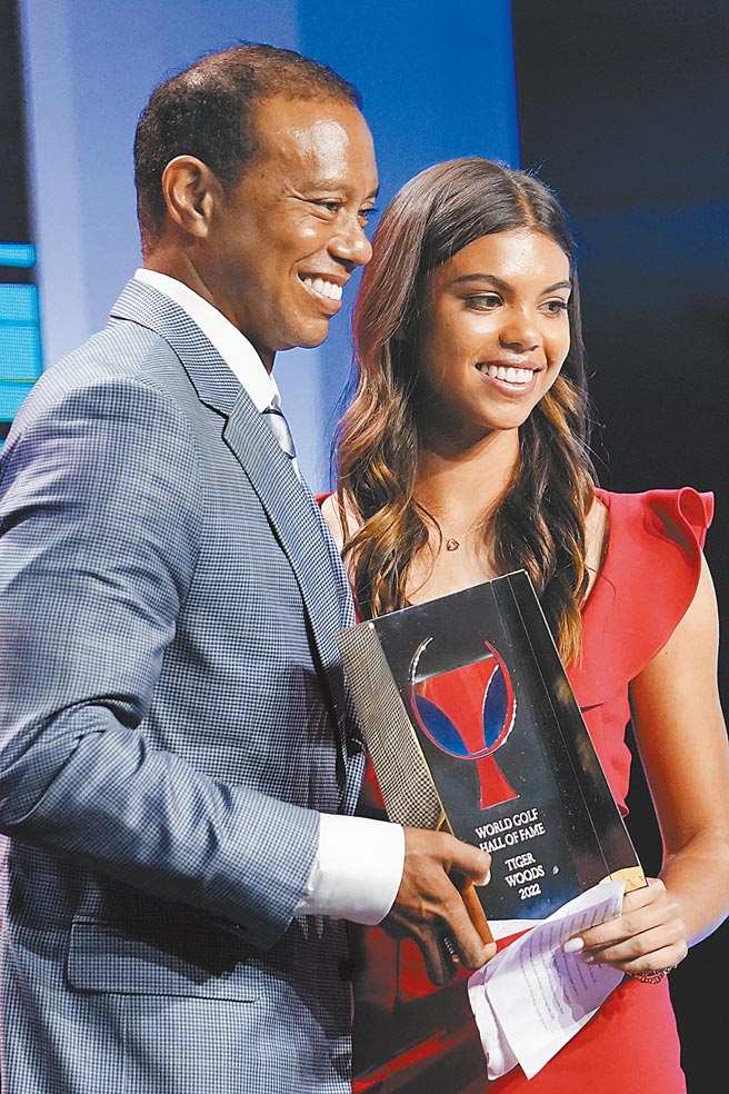 老虎伍兹与女儿珊姆一同出席世界高球名人堂仪式。（美联社）