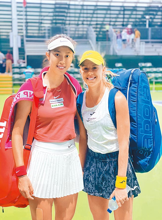 詹皓晴（左）与琳内首度搭挡女双，两人昨在印地安泉赛事32强扳倒大会第4种子。（刘雪贞提供）