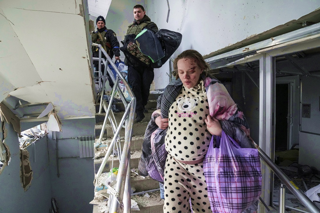 俄军9日轰炸马立波（Mariupol）的妇幼医院，外媒拍到孕妇挺着大肚、脸上沾血逃难，让俄罗斯砲轰是女演员维舍吉尔斯卡娅（Mariana Vishegirskaya）演的。（图／美联社）(photo:ChinaTimes)