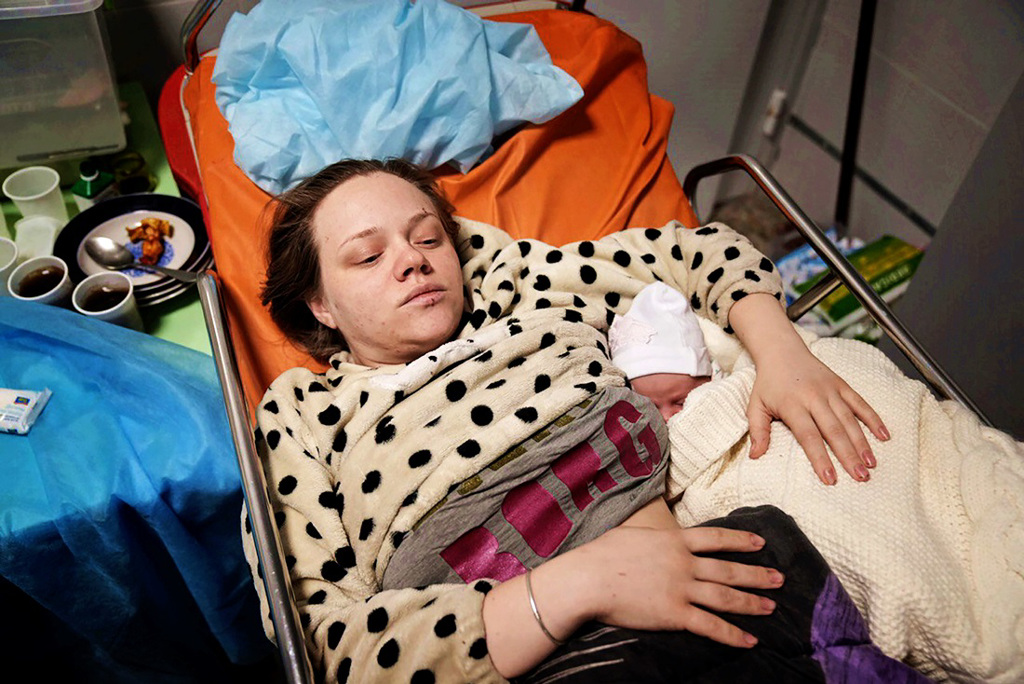 俄军9日轰炸马立波（Mariupol）的妇幼医院，外媒拍到孕妇挺着大肚、脸上沾血逃难，让俄罗斯砲轰是女演员维舍吉尔斯卡娅（Mariana Vishegirskaya）演的，现在维舍吉尔斯卡娅已经诞下女婴。（图／美联社）(photo:ChinaTimes)