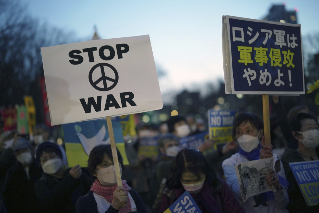 日本整体疫情持续呈现趋缓倾向，各地「防止蔓延等重点措施」有机会如期在21日大致解封。图为民众于东京抗议俄国入侵乌克兰。（图／美联社）(photo:ChinaTimes)